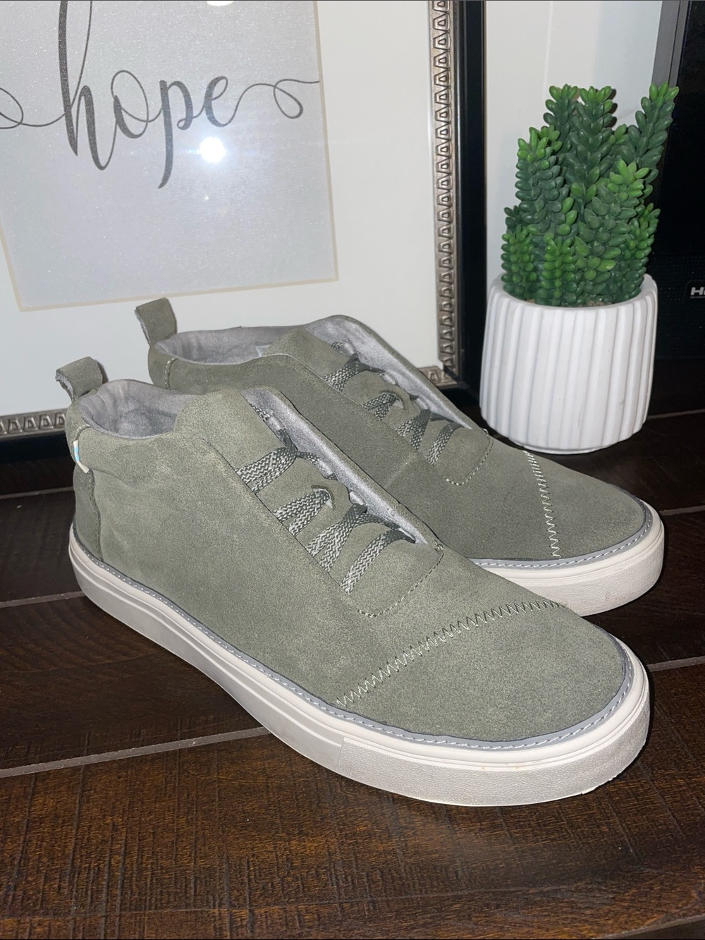Toms Olive Green Riley Trainers Suede Low-Top Women’s Sneakers Size 9.5